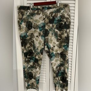Larry Levine woman capri pants size 20W dark and light  green floral pattern